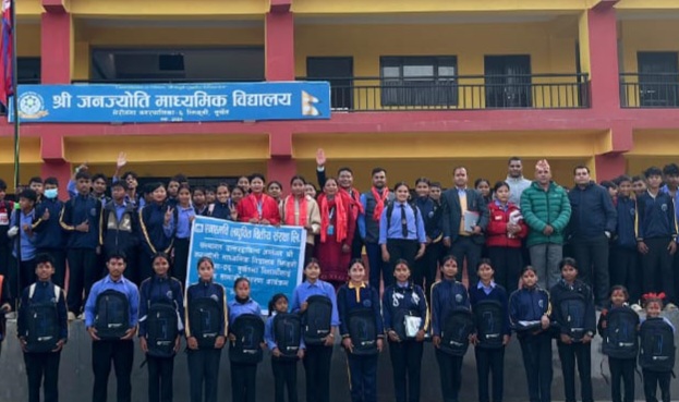 एनएमवि लघुवित्त जहरे शाखाद्धारा विद्यार्थीलाई शैक्षिक सामाग्री वितरण